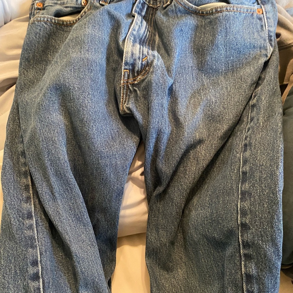 Levi's Men’s Straight Leg Jeans in Blue Denim with Tan Leather Patch - Picture 3 of 3